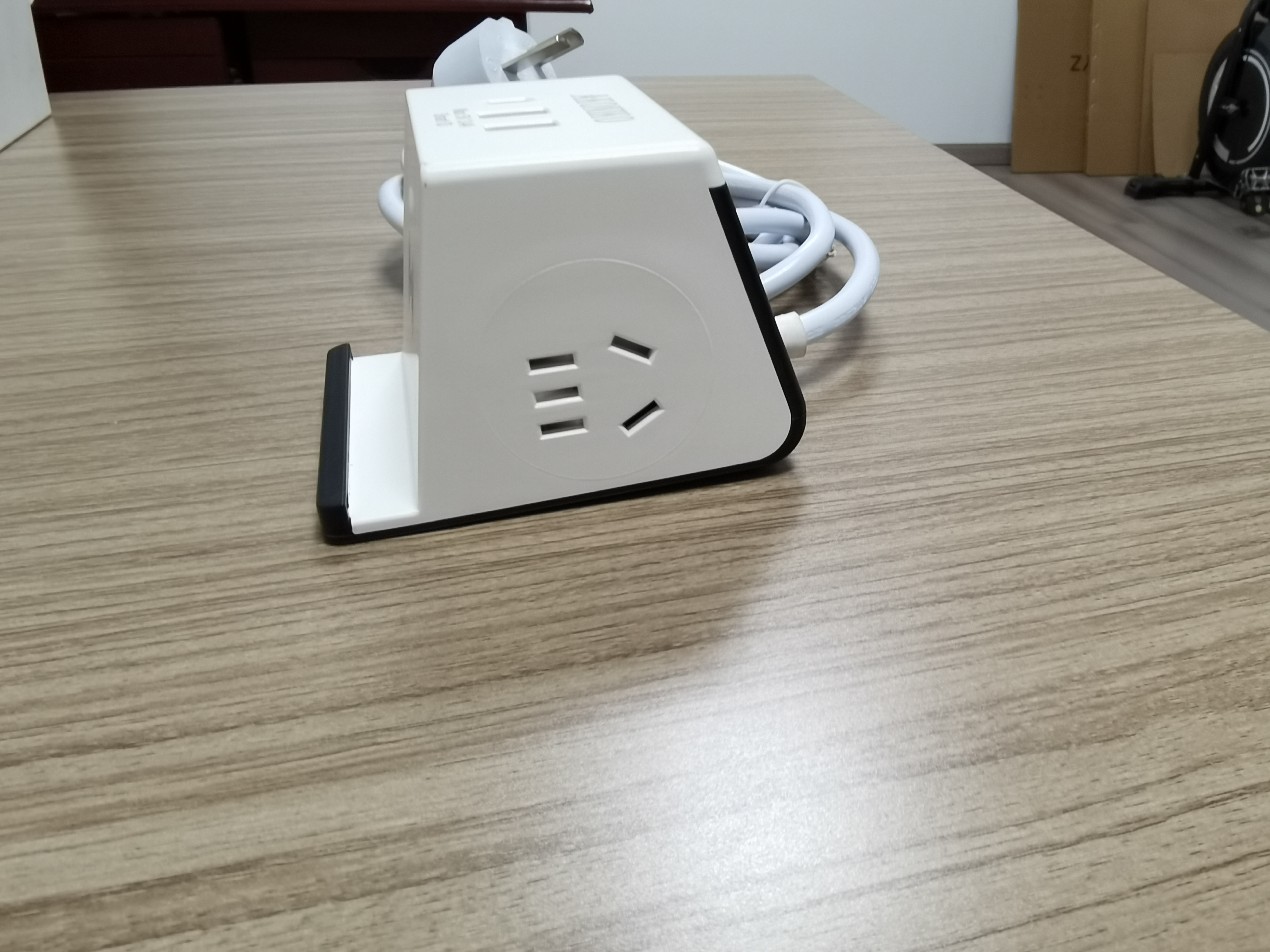 Wireless charging socket